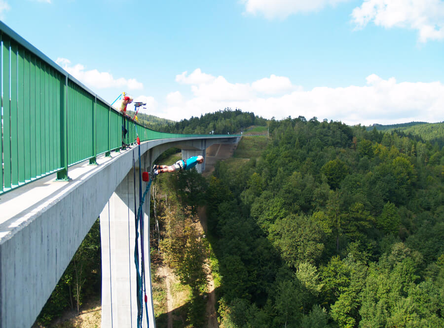 Bungee jumping - skok z mostu