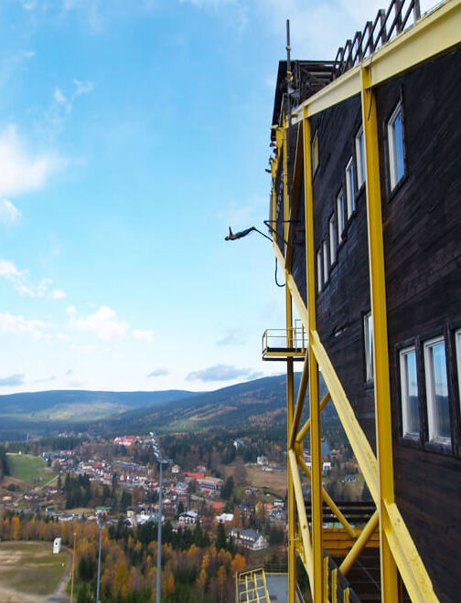 Bungee jumping - televizní věž Harrachov