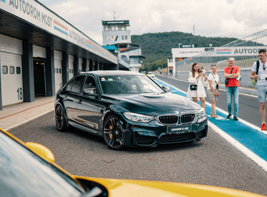 Zážitková jízda na závodním okruhu v BMW