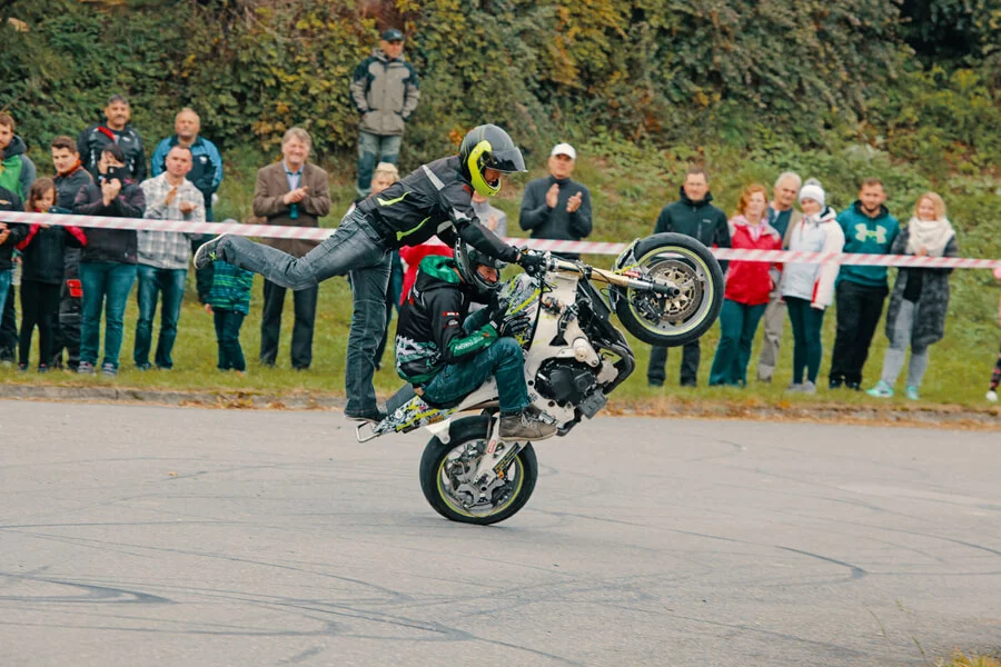 Jízda po zadním kole pro nemotorkáře a kaskadérská show