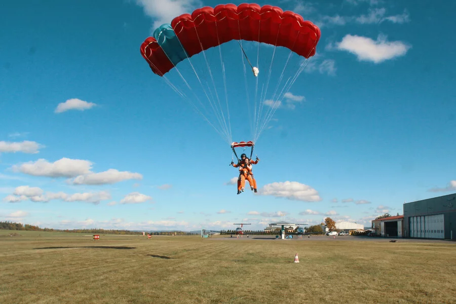 Tandemový seskok padákem v Příbrami ze 2700m