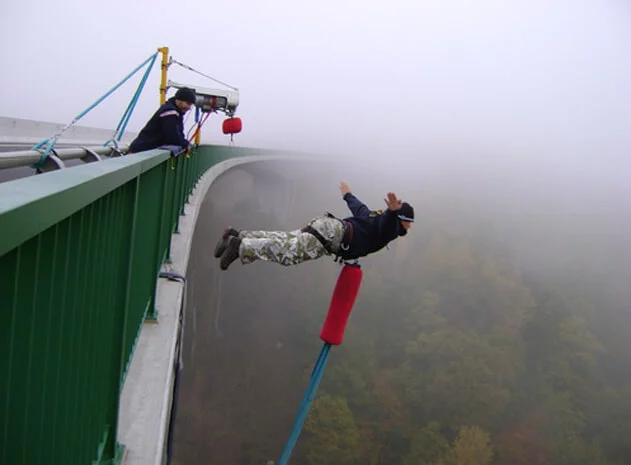 Bungee jumping - skok z mostu